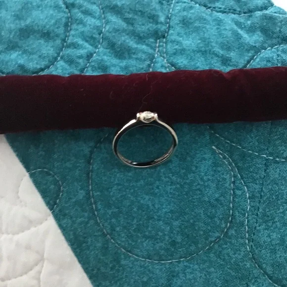 14K White Gold Ring with Diamond Size 5 - Picture 4 of 9